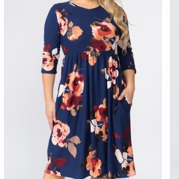 Dresses & Skirts - Curvy Navy Floral Dress 👗